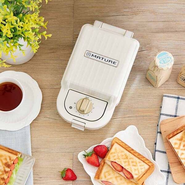 【MATURE美萃】★ 熱壓三明治鬆餅機-奶油白 CY-1622